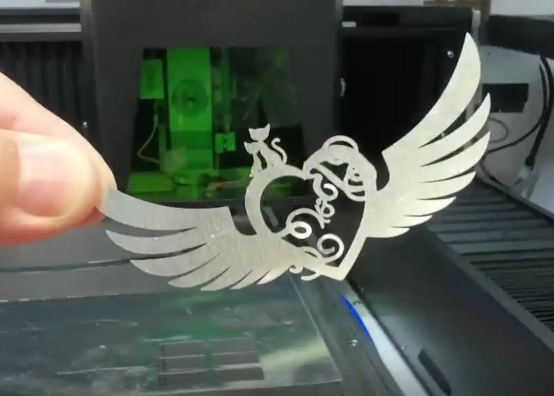 Amostra de corte a laser em alumínio